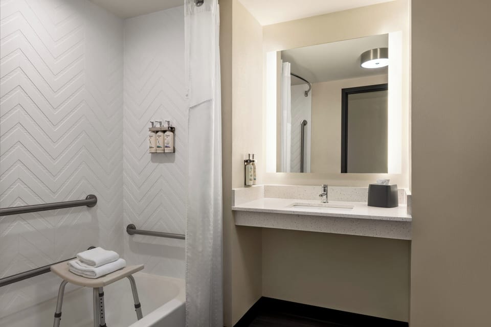 Combined shower/tub, hydromassage showerhead, free toiletries