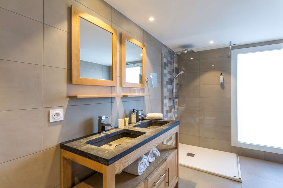 Deluxe Room, 1 King Bed, Non Smoking (Twin bed on request) | Bathroom | Shower, free toiletries, hair dryer, towels