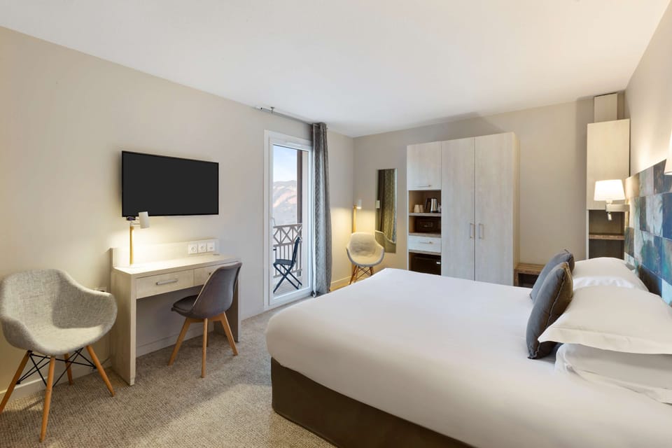 Deluxe Room, 1 King Bed, Non Smoking (Twin bed on request) | Premium bedding, minibar, in-room safe, desk