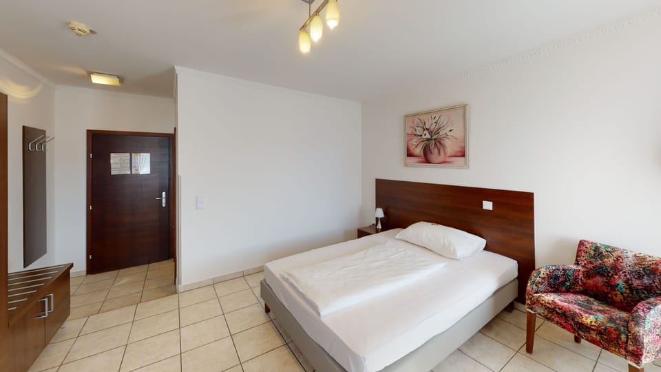Single Room | Desk, soundproofing, WiFi (free), alarm clocks
