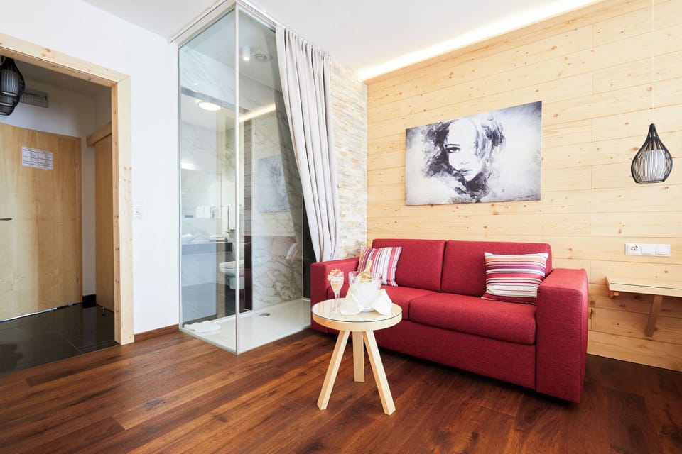 Deluxe Double Room, 1 Bedroom | Desk, soundproofing, WiFi (free), alarm clocks