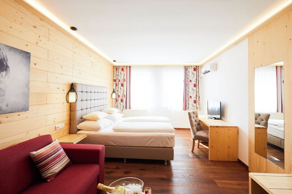 Deluxe Double Room, 1 Bedroom | Desk, soundproofing, WiFi (free), alarm clocks