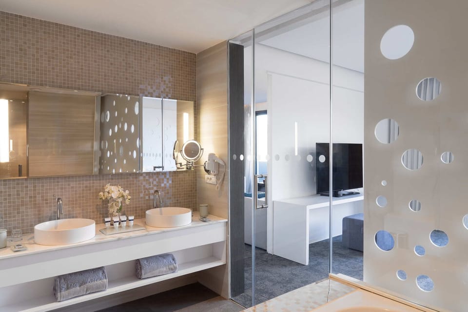 Deluxe Suite | Minibar, in-room safe, desk, blackout drapes