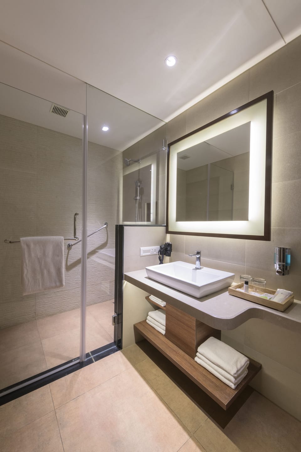 Hotel Unit (Superior Room) | Bathroom | Shower, free toiletries, hair dryer, towels