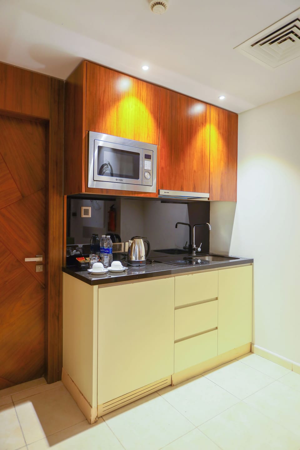 Coffee/tea maker, electric kettle, dining table