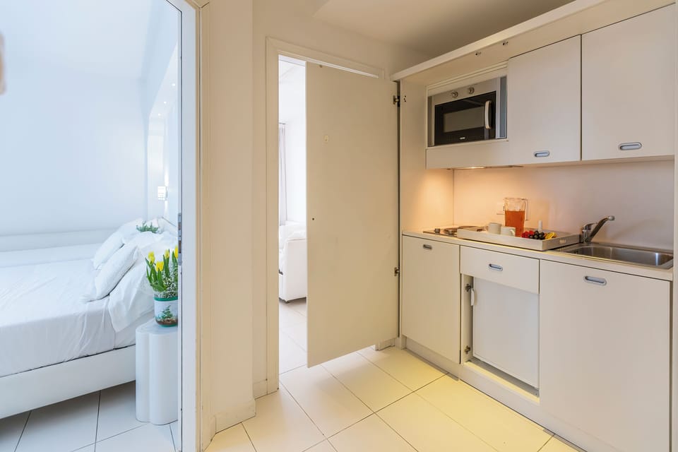 Family Suite, Hot Tub | Minibar, in-room safe, desk, free WiFi