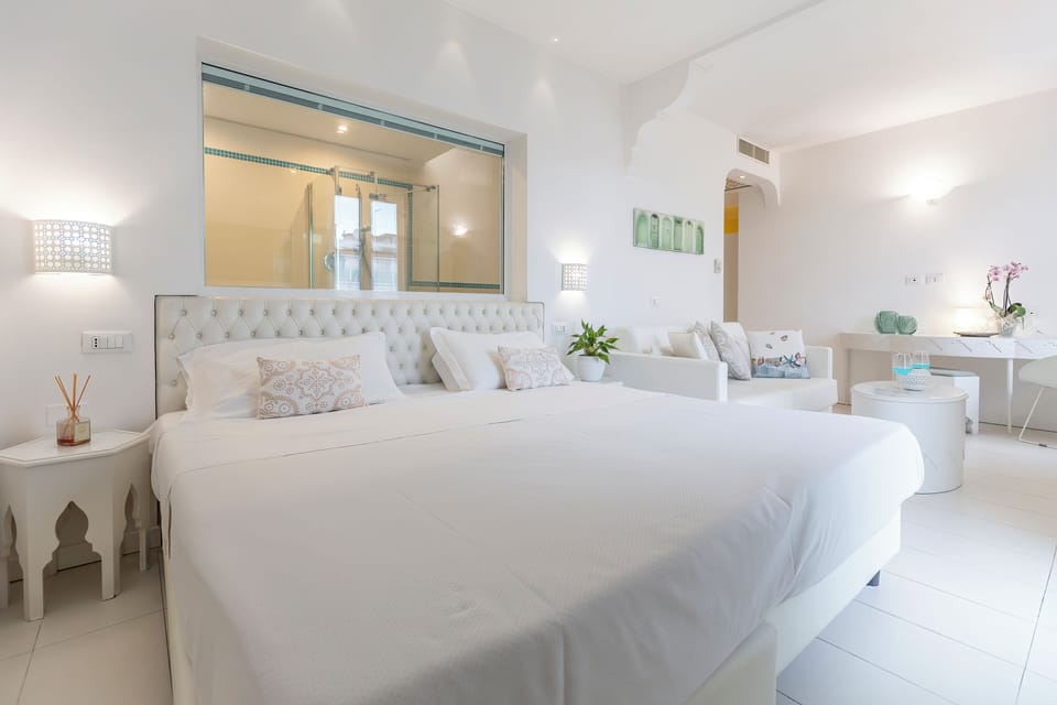 Family Suite, Hot Tub | Minibar, in-room safe, desk, free WiFi