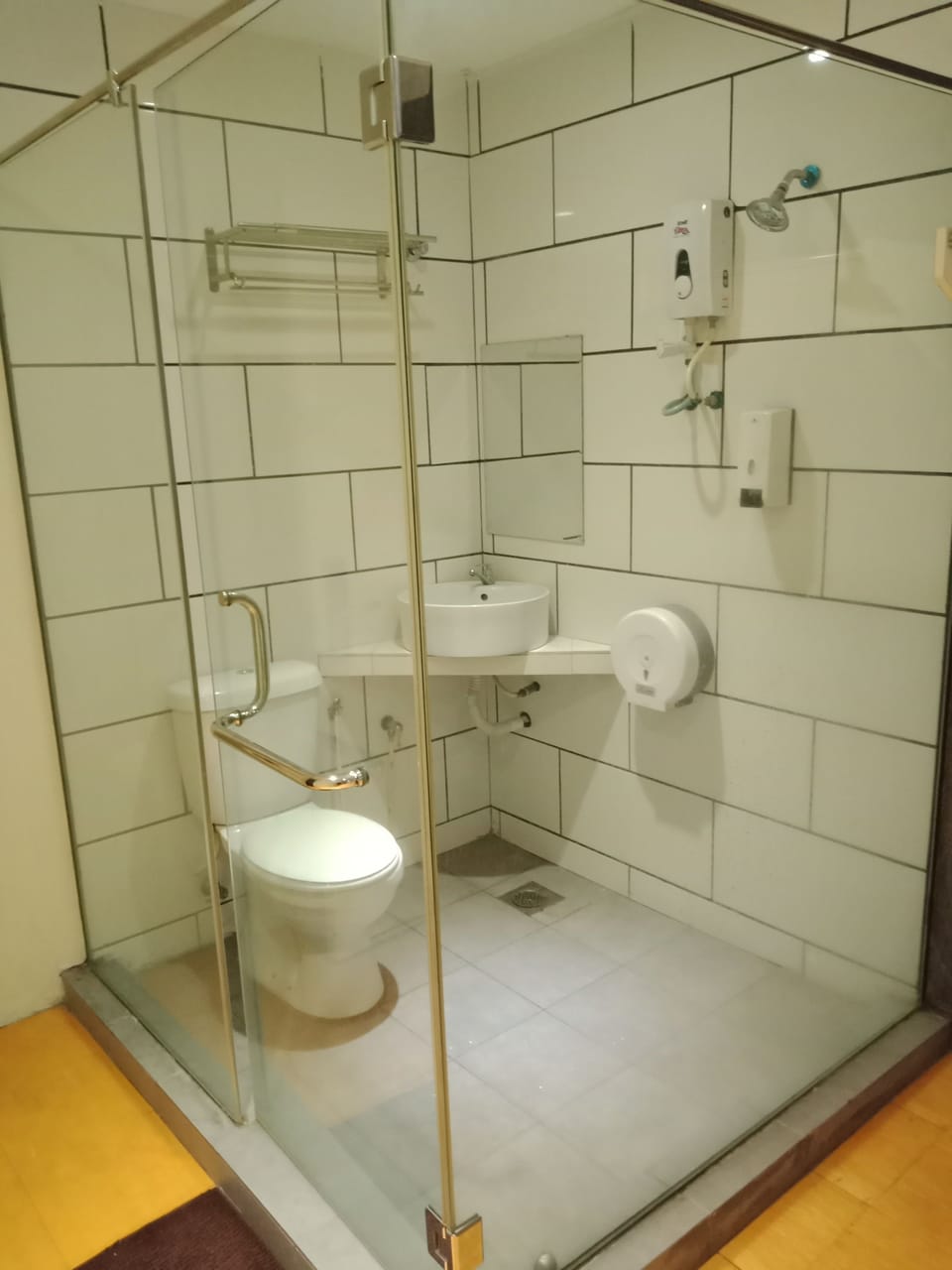 Standard Queen | Bathroom | Shower, free toiletries, hair dryer, bidet