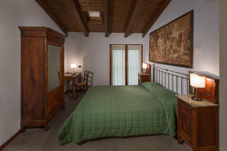 Cribs/infant beds, free WiFi, bed sheets