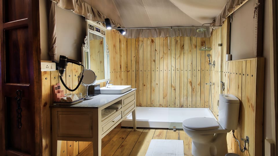 Shower, jetted tub, rainfall showerhead, free toiletries