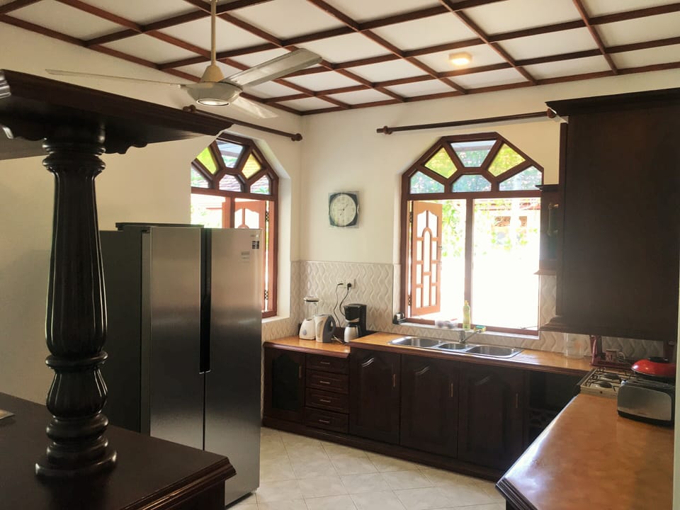 Deluxe Room | Shared kitchen facilities | Fridge, toaster, cookware/dishes/utensils
