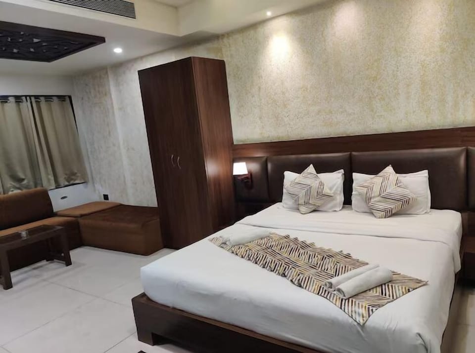 Executive Room | Desk, laptop workspace, blackout drapes, iron/ironing board (on request)