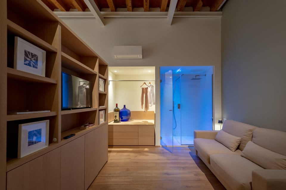Luxury Suite | Minibar, in-room safe, desk, soundproofing