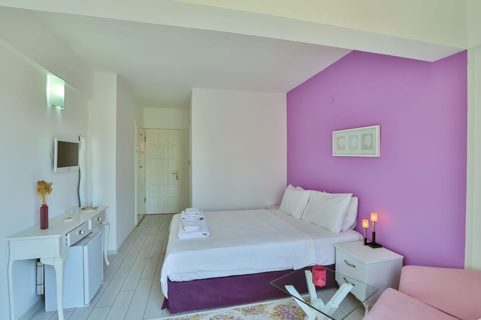 Double or Twin Room | Minibar, WiFi (free), bed sheets