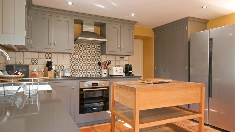 Cottage | Private kitchen | Full-size fridge, microwave, oven, stovetop