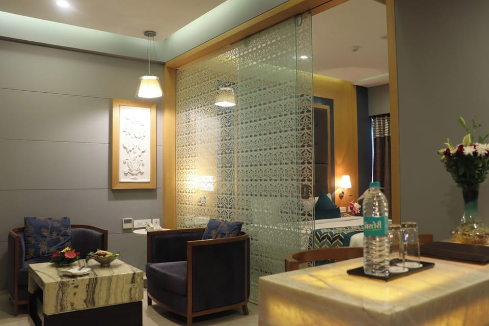 Executive Suite | 1 bedroom, in-room safe, desk, blackout drapes