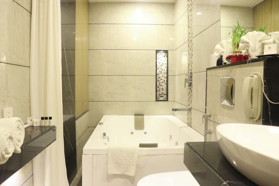 Executive Suite | Bathroom | Shower, free toiletries, hair dryer, towels