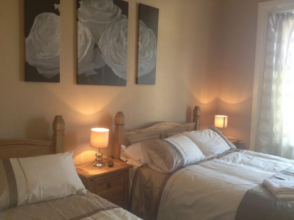 Triple Room, Shared Bathroom | Bed sheets