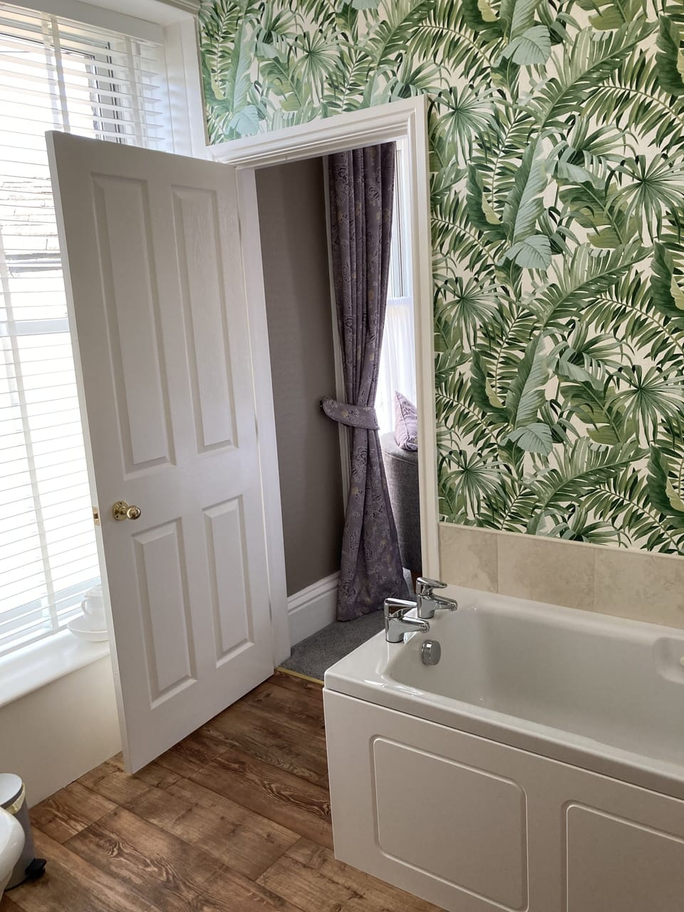 Deluxe Room (King) | Bathroom amenities | Shower, free toiletries, hair dryer, bathrobes