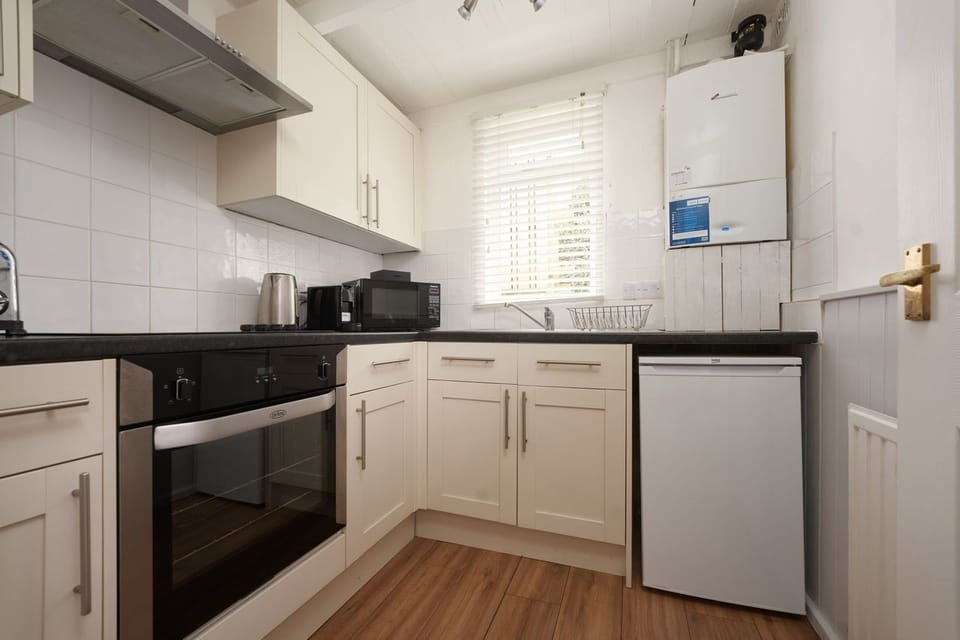 Cottage, Sea View | Private kitchen | Fridge, microwave, oven, stovetop