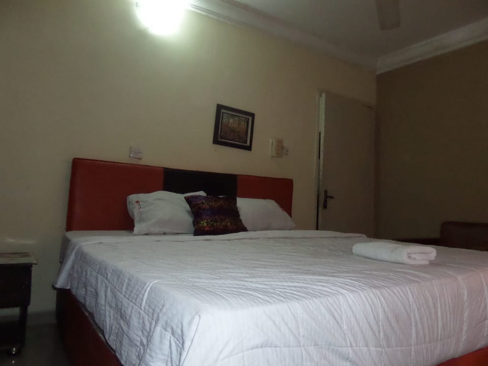 Standard Double Room, 1 Double Bed | Laptop workspace, WiFi, wheelchair access