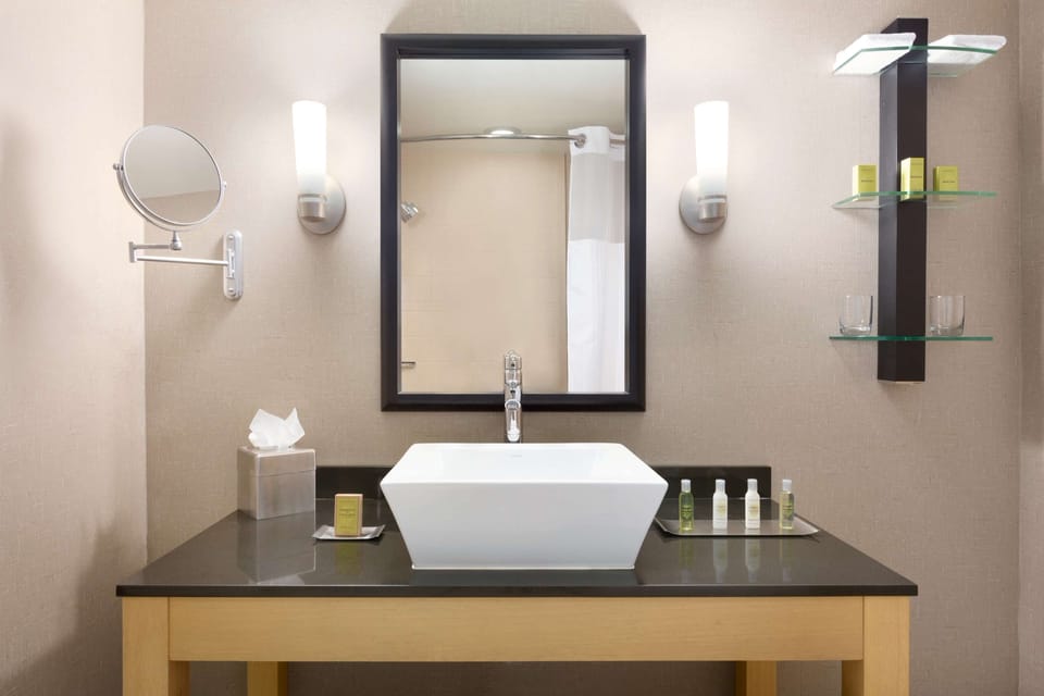 Combined shower/tub, free toiletries, towels