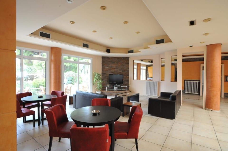 Breakfast, lunch, dinner served; Mediterranean cuisine 