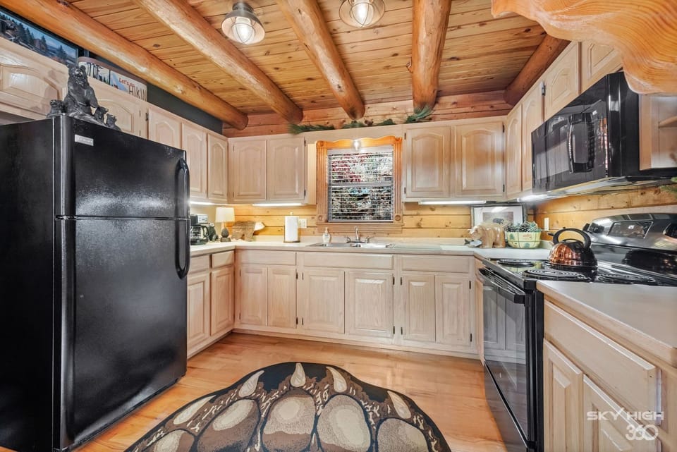 Luxury Cabin, 1 Queen Bed, Jetted Tub, Hill View (The Hideaway) | Private kitchen | Fridge, microwave, oven, stovetop