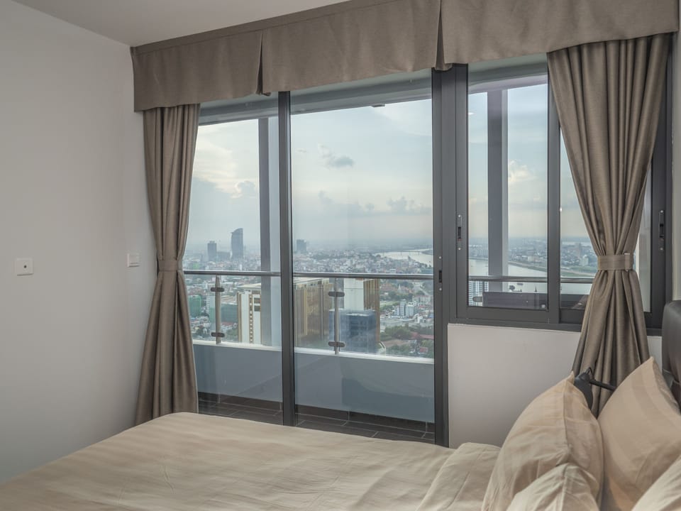 One Bed Apartment Riverview | In-room safe, desk, blackout drapes, soundproofing