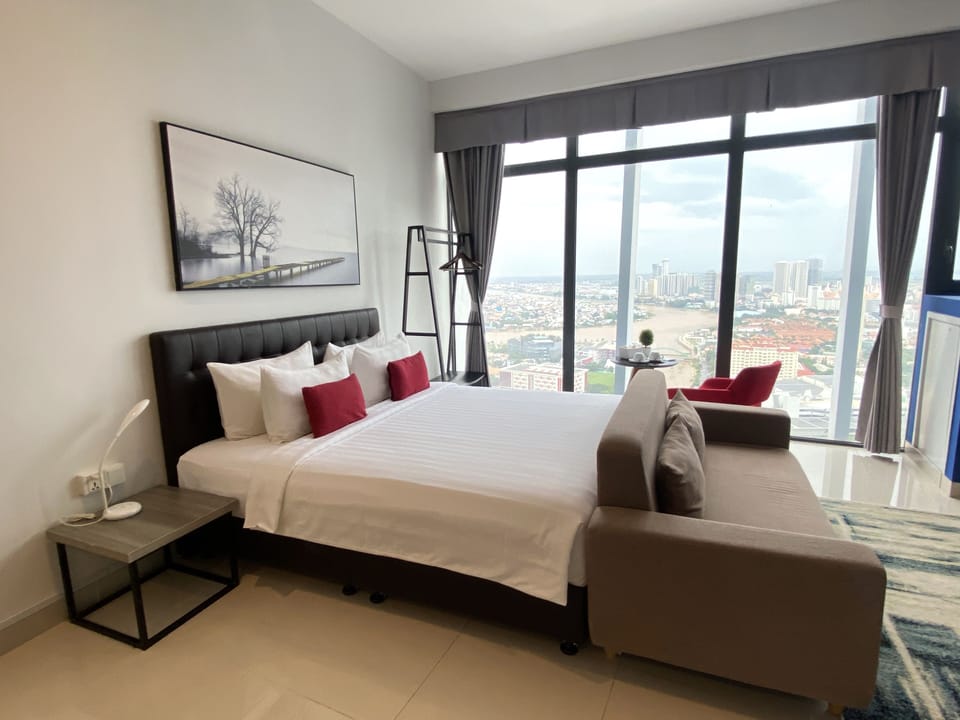 Premium King Studio | In-room safe, desk, blackout drapes, soundproofing