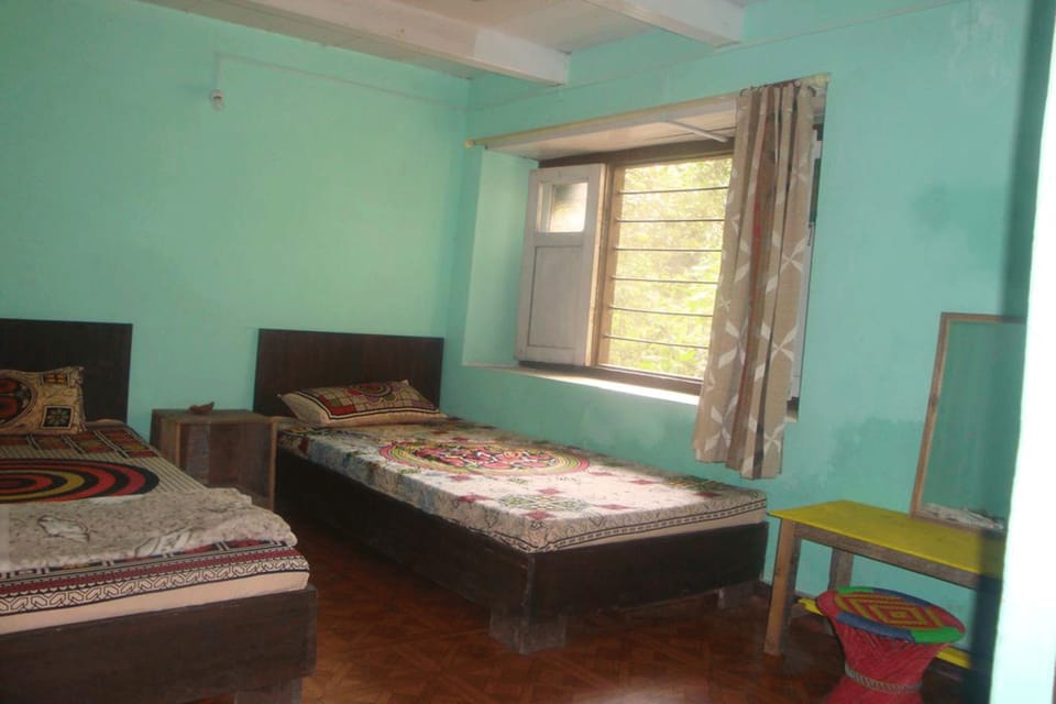 Standard Room, Shared Bathroom (with Balcony) | Bathroom | Shower, free toiletries
