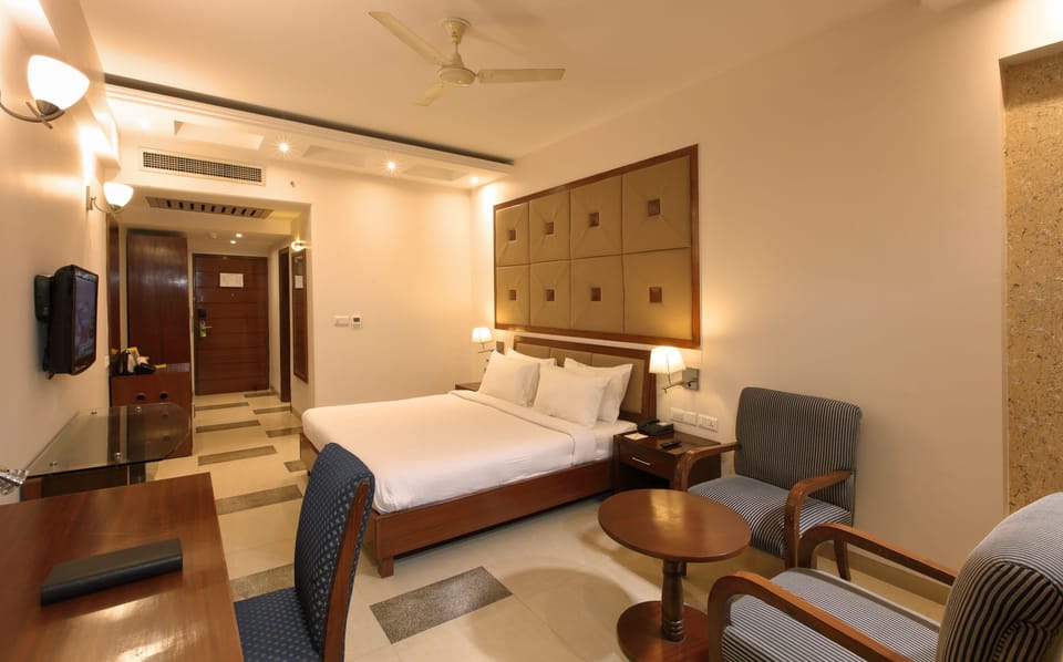 Business Room | Minibar, in-room safe, desk, soundproofing