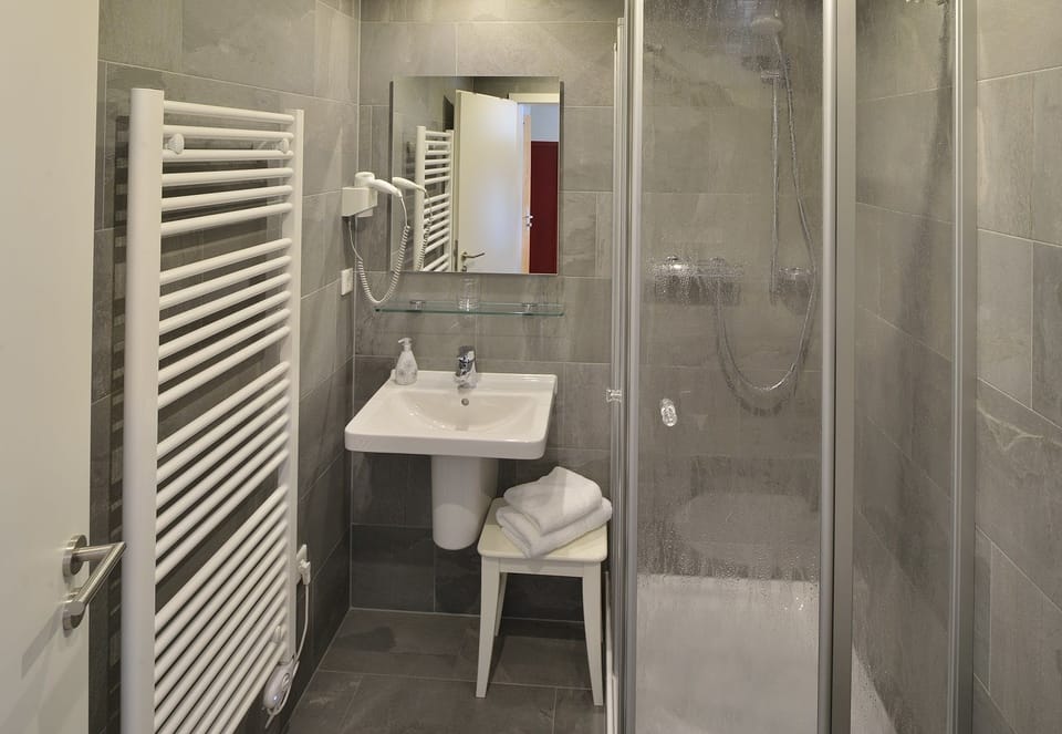 Standard Single Room | Bathroom | Free toiletries, hair dryer, towels