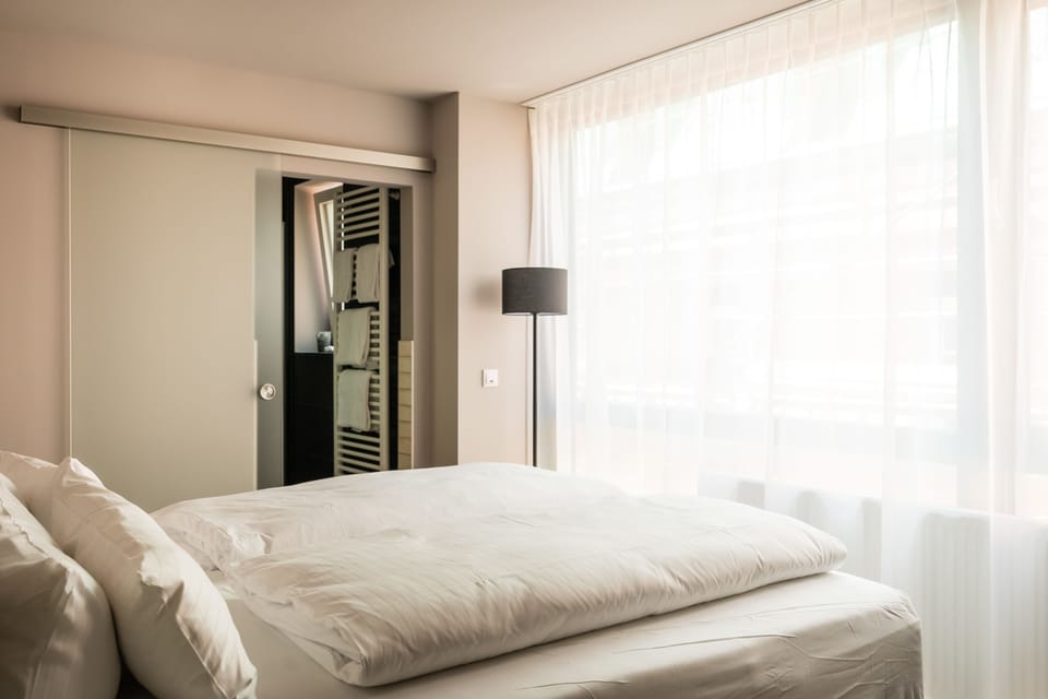 Comfort Double Room Single Use | Hypo-allergenic bedding, in-room safe, desk, soundproofing