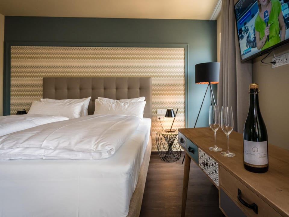 Hypo-allergenic bedding, in-room safe, desk, soundproofing