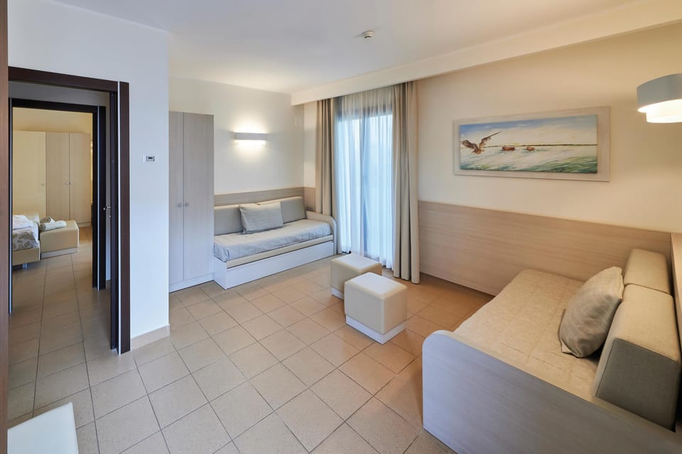 Suite Quadrupla | Minibar, in-room safe, desk, free cribs/infant beds