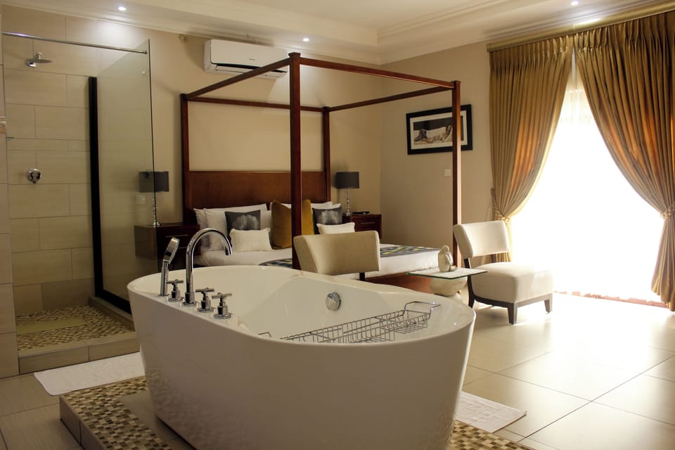 Honeymoon Double Room, 1 King Bed | Laptop workspace, soundproofing, iron/ironing board (on request)