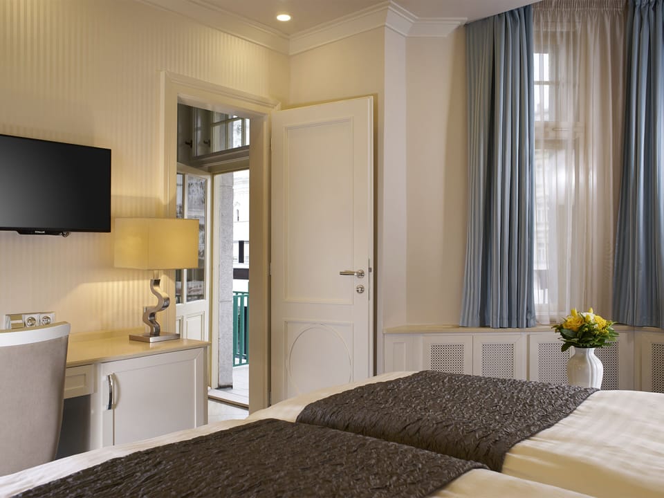Deluxe Double or Twin Room, Balcony | In-room safe, blackout drapes, iron/ironing board