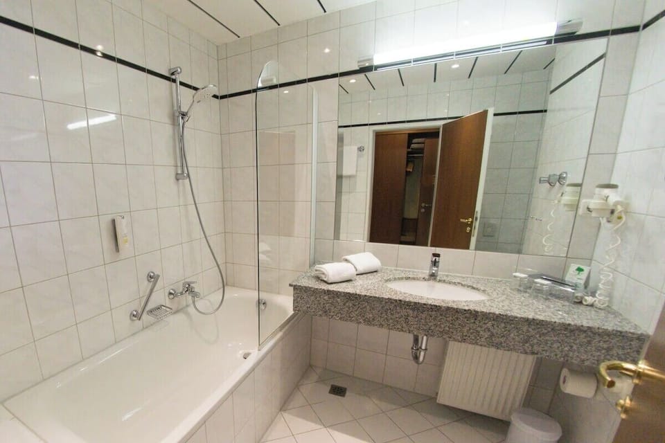 Presidential Suite | Bathroom | Free toiletries, hair dryer, towels, shampoo