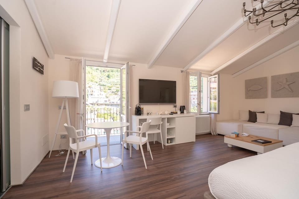 Luxury Suite, 1 King Bed, Jetted Tub | Egyptian cotton sheets, premium bedding, down comforters, minibar