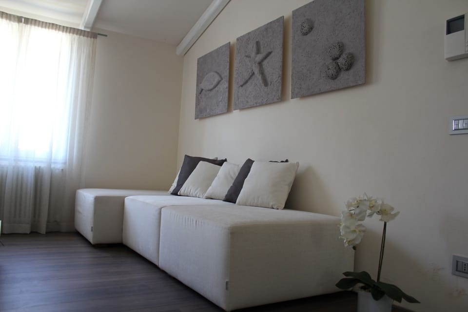 Luxury Suite, 1 King Bed, Jetted Tub | Living area | Flat-screen TV, iPad