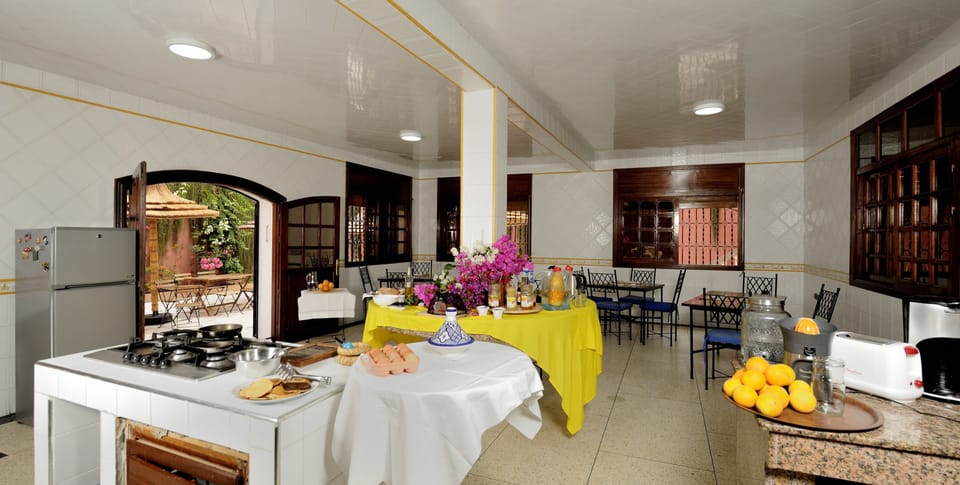 Design Room, Non Smoking, Courtyard View (Chambre TerraCotta) | Breakfast buffet | Free daily continental breakfast