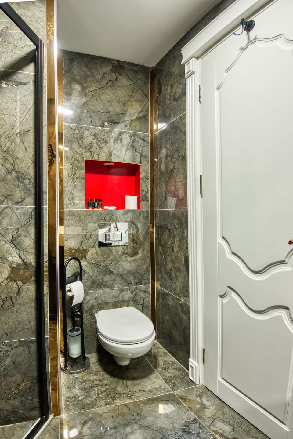 Family Room | Bathroom | Shower, free toiletries, hair dryer, slippers