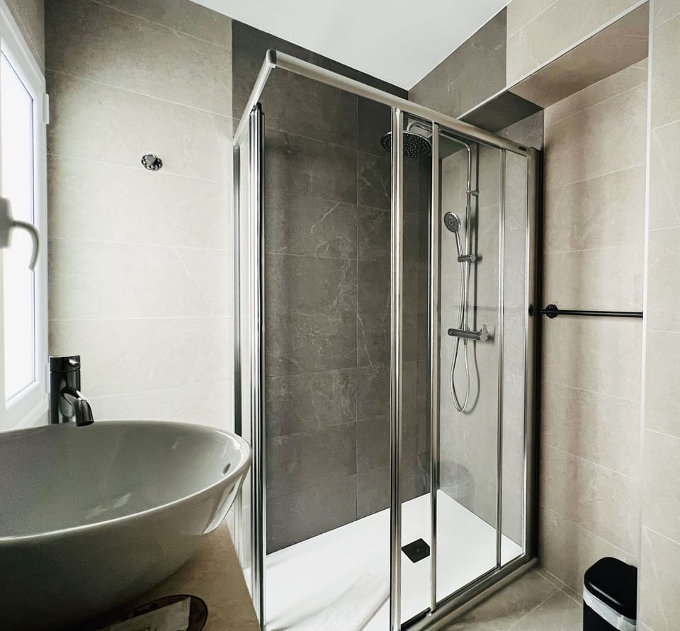 Double Room | Bathroom | Bathtub, free toiletries, hair dryer