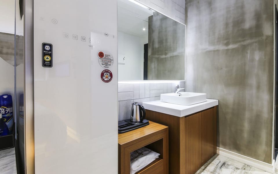 Twin Room (3rd floor) | Bathroom sink