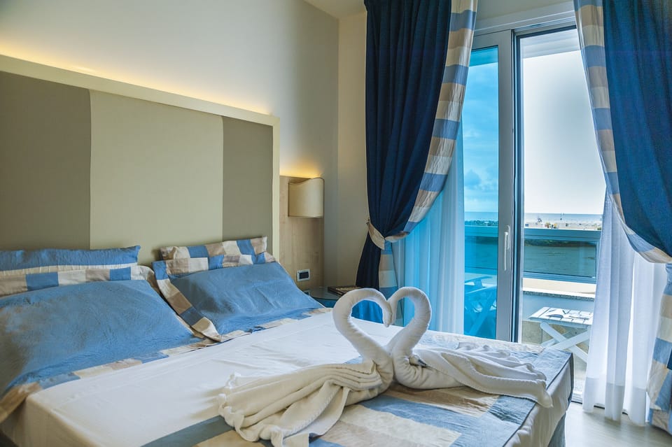 Luxury Double Room, Sea View | Desk, soundproofing, free WiFi, bed sheets