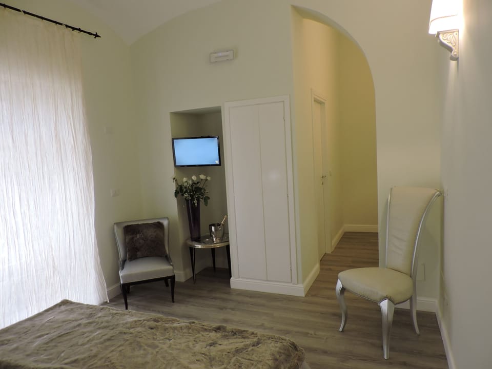 Double Room | Minibar, desk, cribs/infant beds, free WiFi