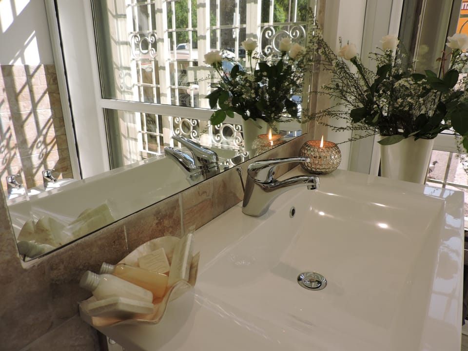 Quadruple Room | Bathroom | Shower, free toiletries, hair dryer, towels