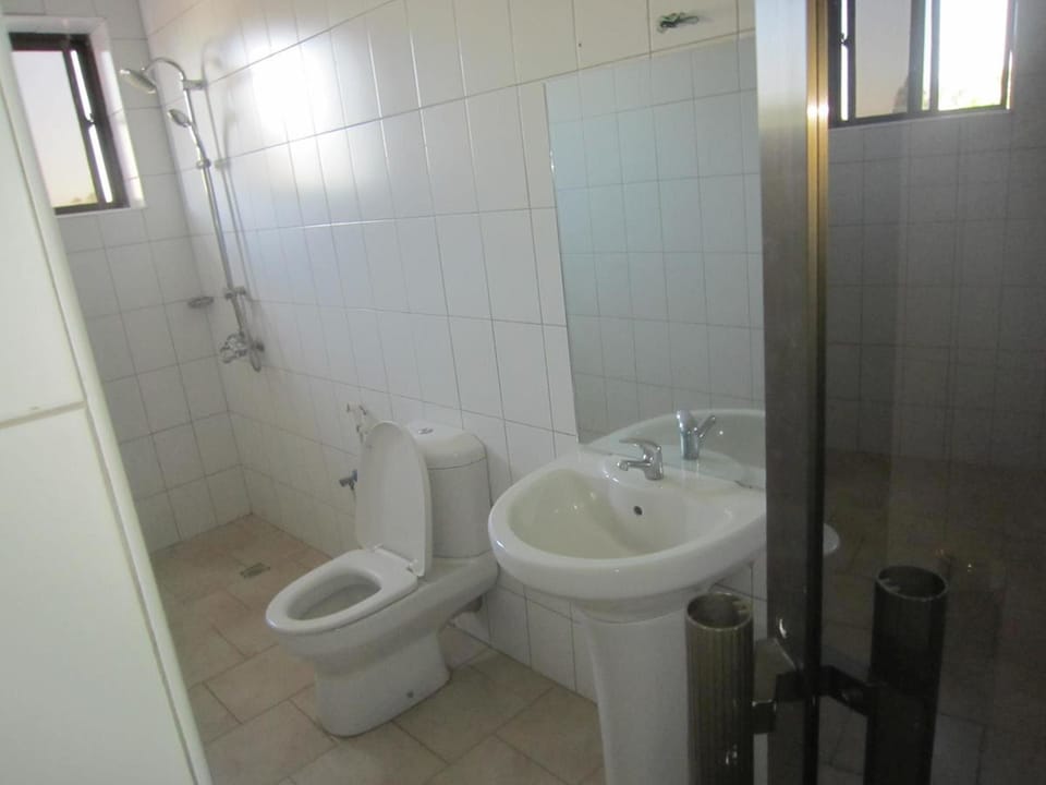 Shower, free toiletries, towels