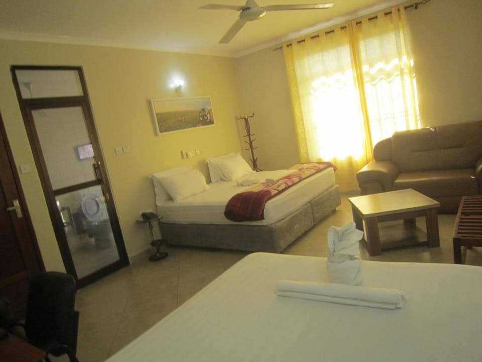 Deluxe Twin Room, Multiple Beds | Desk, soundproofing, free WiFi, bed sheets